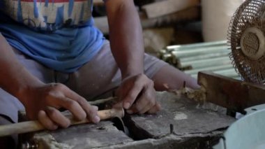 Bambu flüt müzik aletlerini elle yapma süreci ustalar tarafından. Bambu flütünün üretim süreci. Detaylı ve geleneksel olarak geçici aletlerle yapılır.