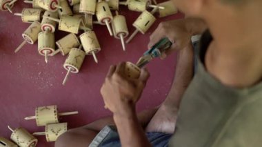 Geçmişte geleneksel Endonezya çocuk oyuncakları yapmanın ayrıntıları, yani bambu ve ipten yapılmış çetecilik veya üstler, yerel zanaatkarların basit aletleriyle elle yapılıyor.