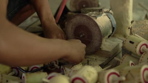 伝統的なインドネシアの子供のおもちゃを作るの詳細は 竹やロープで作られたギャングやトップ 地元の職人による簡単なツールで手動で行われます — ストック動画