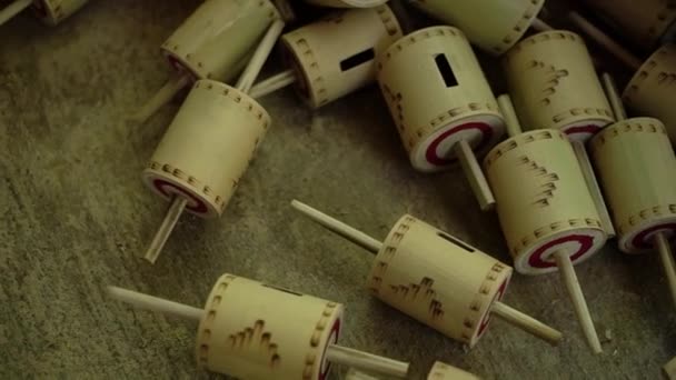 Detalles Fabricación Juguetes Infantiles Tradicionales Indonesios Pasado Saber Pandillas Tapas — Vídeo de stock
