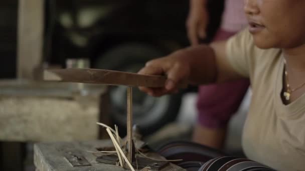 인도네시아 아이들 전통적으로 만들던 장난감의 사항은 대나무와 밧줄로 만들어 갱스터 — 비디오