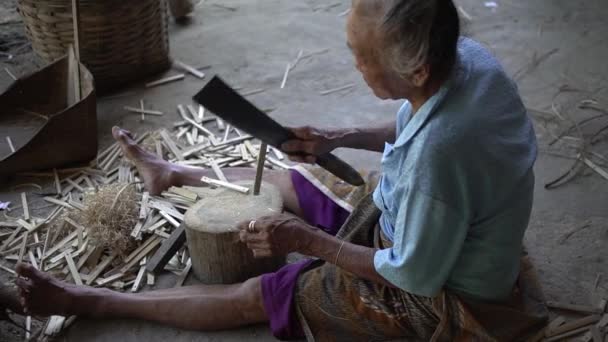 印尼传统儿童玩具的制作细节 即由当地工匠手工制作的竹子和绳索制成的黑社会或顶部 — 图库视频影像