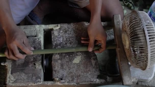 Der Prozess Der Manuellen Herstellung Von Bambusflöten Musikinstrumenten Durch Handwerker — Stockvideo