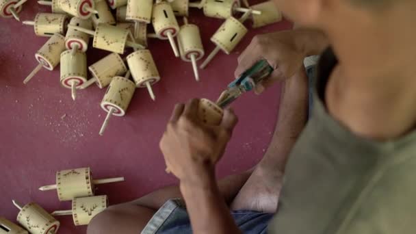 伝統的なインドネシアの子供のおもちゃを作るの詳細は 竹やロープで作られたギャングやトップ 地元の職人による簡単なツールで手動で行われます — ストック動画