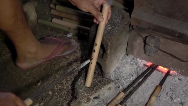 手艺人手工制作竹笛乐器的过程 竹笛的生产过程 传统上是用临时工具详细地完成的 — 图库视频影像