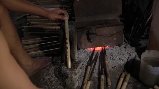Processo Fabricação Instrumentos Musicais Flauta Bambu Manualmente Por Artesãos Processo — Vídeo de Stock