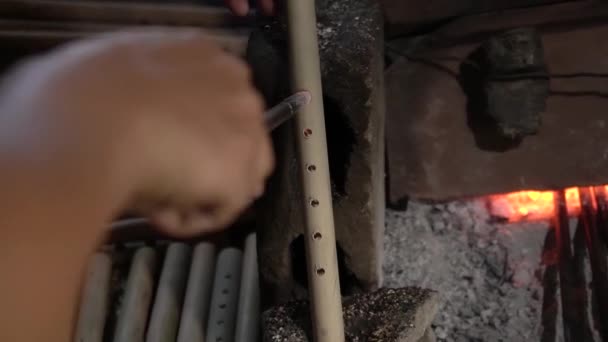 職人の手作業で竹笛楽器を作るプロセス 竹笛の製造工程は細かく伝統的に仮設工具で行われます — ストック動画