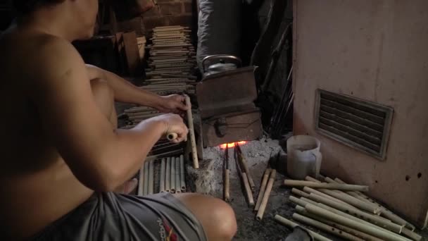 이손으로 대나무 악기를 만드는 과정이다 전통적으로 도구로 섬세하게 만들어 대나무 — 비디오