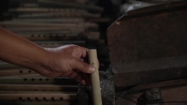 職人の手作業で竹笛楽器を作るプロセス 竹笛の製造工程は細かく伝統的に仮設工具で行われます — ストック動画