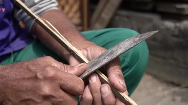 Närbild Asiatiska Mannens Händer Gör Inomhus Dekorationer Form Vävda Bambu — Stockvideo