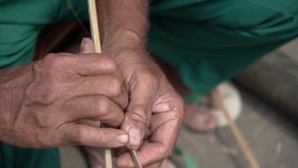 Asyalı Adamın Elleriyle Örülmüş Bambu Şeklinde Dekorasyonlar Yaparken Bambu Ustaları — Stok video