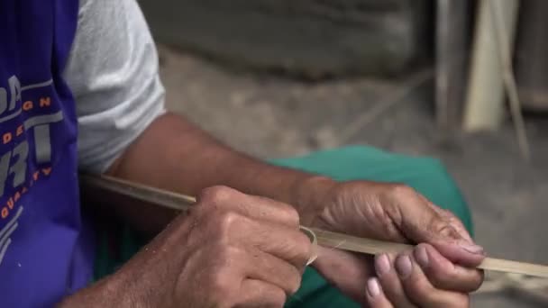 用亚洲人的手把他们的手合拢起来 用竹子织成室内装饰 竹匠们正在用简单的工具手工编织传统的内饰 — 图库视频影像