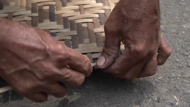 Närbild Asiatiska Mannens Händer Gör Inomhus Dekorationer Form Vävda Bambu — Stockvideo