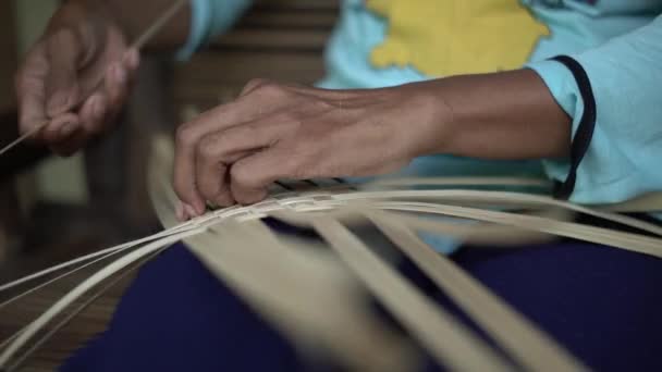 Dettagli Delle Mani Artigiani Bambù Che Fanno Piccoli Sacchetti Manualmente — Video Stock