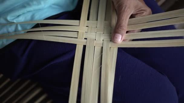 Szczegóły Dotyczące Rąk Rzemieślników Bambusa Którzy Robią Małe Torby Ręcznie — Wideo stockowe