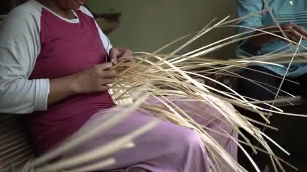 竹匠手工用竹子做小包手的详细情况 手工制作竹袋的竹匠的作品片段 — 图库视频影像