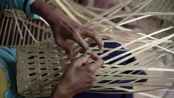 竹匠手工用竹子做小包手的详细情况 手工制作竹袋的竹匠的作品片段 — 图库视频影像