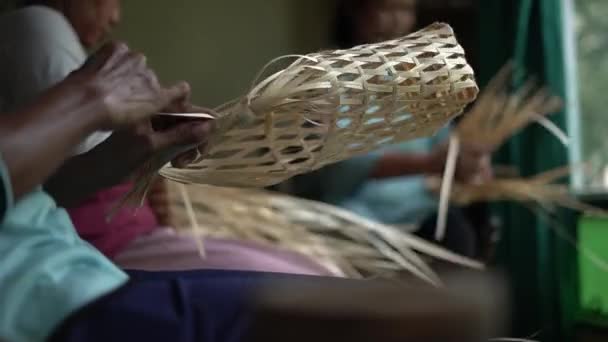 Detalles Las Manos Los Artesanos Bambú Que Hacen Bolsas Pequeñas — Vídeos de Stock