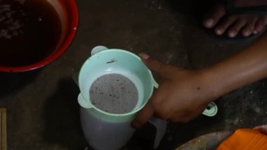 Bal peteği sıkma işlemi, en iyi doğal bal sıvısını üretmek için elle baskı uyguluyor. Bal yetiştiricilerinin el yapımı pres kullanarak bal arılarını gasp etme işlemi.