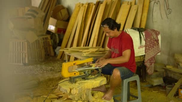 Profesjonalni Rzemieślnicy Robią Tradycyjne Jawajskie Drewniane Lalki Nazwie Wayang Początkowy — Wideo stockowe