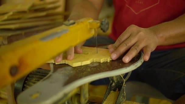 Profesionální Řemeslníci Vyrábějí Tradiční Javánské Dřevěné Panenky Zvané Wayang Počáteční — Stock video