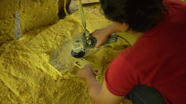 专业的工匠们正在制造传统的爪哇木娃娃 叫做Wayang 这个传统木偶的最初制作过程是用整块木料做的 木料经过切割和磨光了 — 图库视频影像