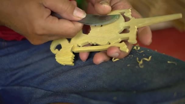 Processo Esculpir Bonecas Feitas Madeira Tudo Feito Mão Usando Uma — Vídeo de Stock