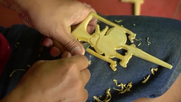 Proces Rzeźbienia Lalek Drewna Wykonane Ręcznie Przy Użyciu Małego Noża — Wideo stockowe