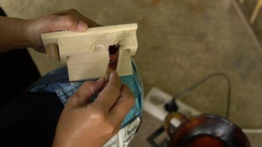 Aksesuar kutusu dekorasyonuna ahşap malzemeyle Batik uygulaması. Her şey elle yapılır. El yapımı mumlar, fırınlar ve şablonlar olmadan. Çünkü zanaatkarlar profesyoneldir.