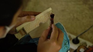 Aksesuar kutusu dekorasyonuna ahşap malzemeyle Batik uygulaması. Her şey elle yapılır. El yapımı mumlar, fırınlar ve şablonlar olmadan. Çünkü zanaatkarlar profesyoneldir.
