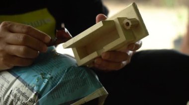 Aksesuar kutusu dekorasyonuna ahşap malzemeyle Batik uygulaması. Her şey elle yapılır. El yapımı mumlar, fırınlar ve şablonlar olmadan. Çünkü zanaatkarlar profesyoneldir.