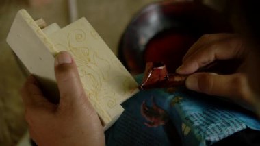 Aksesuar kutusu dekorasyonuna ahşap malzemeyle Batik uygulaması. Her şey elle yapılır. El yapımı mumlar, fırınlar ve şablonlar olmadan. Çünkü zanaatkarlar profesyoneldir.