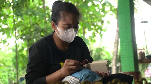 Batik Alkalmazás Tartozékok Doboz Dekoráció Anyaggal Minden Manuálisan Történik Kandalló — Stock videók