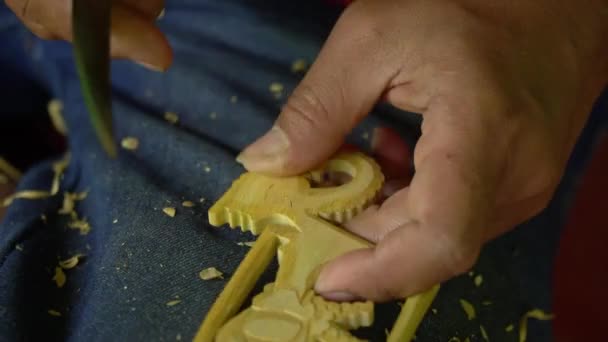Proses Mengukir Boneka Yang Terbuat Dari Kayu Semua Dilakukan Dengan — Stok Video