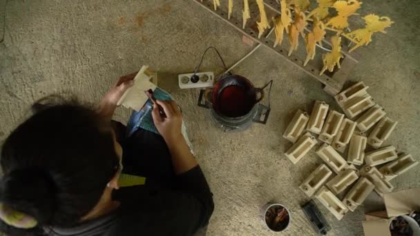 Застосування Batik Прикрасі Коробки Аксесуарів Дерев Яним Матеріалом Робиться Вручну — стокове відео
