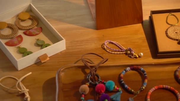 Eine Auswahl Einzigartiger Handgefertigter Schmuckstücke Auf Rustikalem Holz Filmmaterial Von — Stockvideo