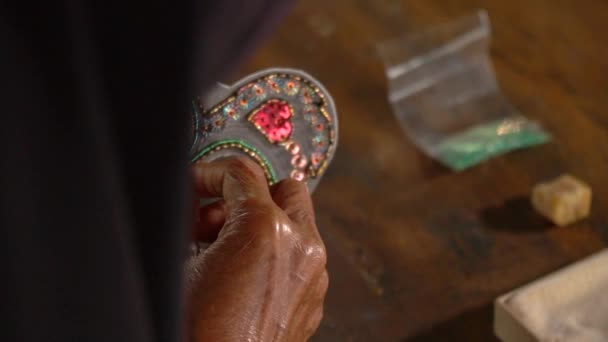 Proses Pembuatan Perhiasan Buatan Tangan Tangan Wanita Tua Asia Membuat — Stok Video