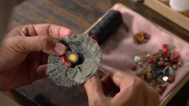 Processen Att Göra Handgjorda Smycken Asiatiska Äldre Kvinnas Händer Gör — Stockvideo