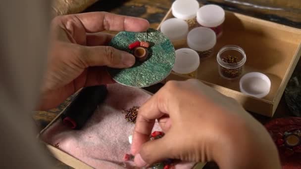 Процес Виготовлення Прикрас Ручної Роботи Азіатські Літні Жінки Роблять Ручної — стокове відео