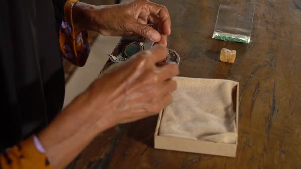 Processus Fabrication Bijoux Faits Main Asiatique Mains Femme Âgée Fabrication — Video