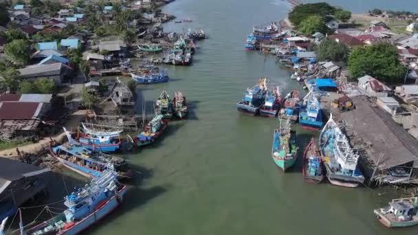 Zpomalte Pohyb Letecké Záběry Rybářské Vesnice Podél Řeky Tok Pláž — Stock video