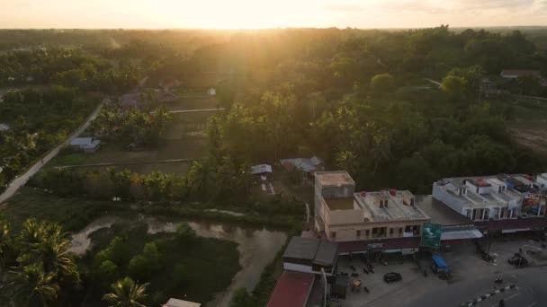 Långsam Rörelse Flygbilder Ett Bostadsområde Östra Aceh Indonesien Vid Solnedgången — Stockvideo