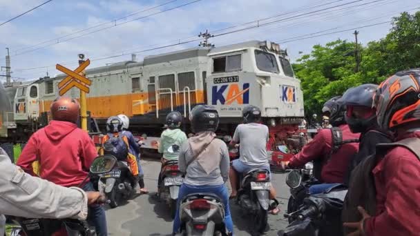 Železniční Přejezd Přeplněný Motocykly Auty Rušného Dne Záběry Pouličních Aktivit — Stock video