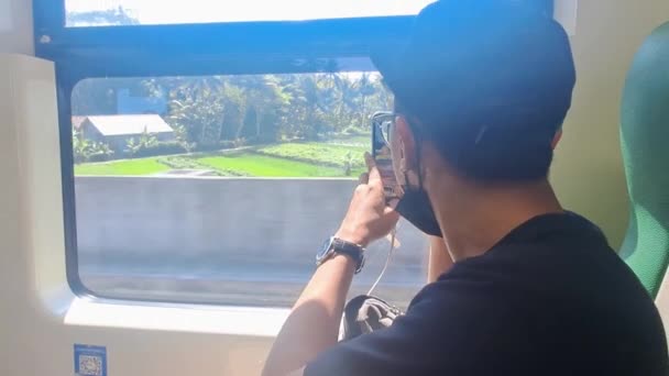 Patrząc Przez Okno Podczas Jazdy Pociągiem Java Indonezja Siedząc Przy — Wideo stockowe