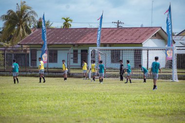 16 yaşındakiler için futbol yetenek arama süreci. Doğu Aceh 'te 16 yıllık yetenek arayışı için sıcak bir günde sahada bir futbol maçı düzenlendi.