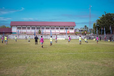 16 yaşındakiler için futbol yetenek arama süreci. Doğu Aceh 'te 16 yıllık yetenek arayışı için sıcak bir günde sahada bir futbol maçı düzenlendi.