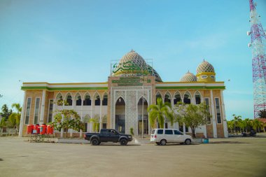 Bu görkemli ibadethanenin adı Büyük Darus Salihin Camii, Müslümanlar için bu ibadethane büyük bir cami ve Doğu Aceh Endonezya 'nın İdi Rayeuk şehrinin vatandaşlarının gururudur..
