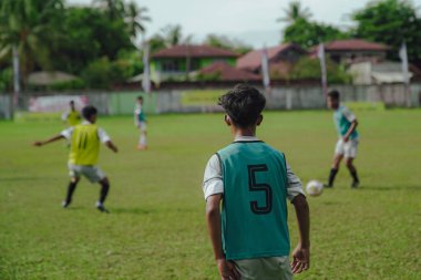 16 yaşındakiler için futbol yetenek arama süreci. Doğu Aceh 'te 16 yıllık yetenek arayışı için sıcak bir günde sahada bir futbol maçı düzenlendi.