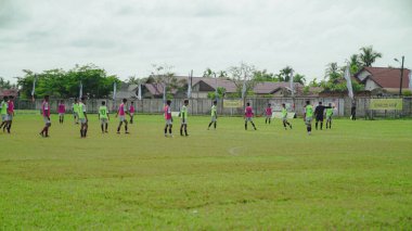 16 yaşındakiler için futbol yetenek arama süreci. Doğu Aceh 'te 16 yıllık yetenek arayışı için sıcak bir günde sahada bir futbol maçı düzenlendi.