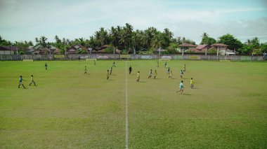 16 yaşındakiler için futbol yetenek arama süreci. Doğu Aceh 'te 16 yıllık yetenek arayışı için sıcak bir günde sahada bir futbol maçı düzenlendi.